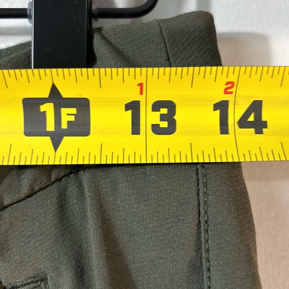 Athleta nylon pants with zippered pkts & ankle size 4. Ex. Cond. - Picture 7 of 10
